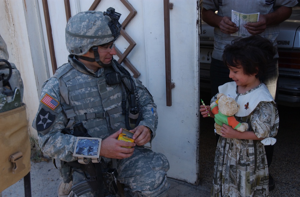 Iraqi soldiers assess security in Mosul