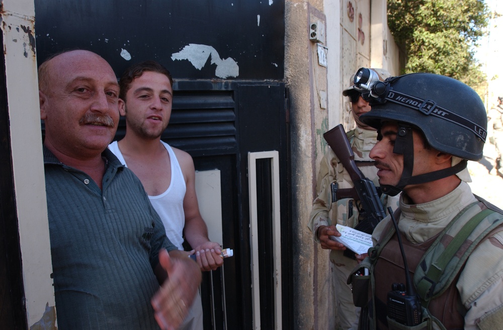 Iraqi soldiers assess security in Mosul