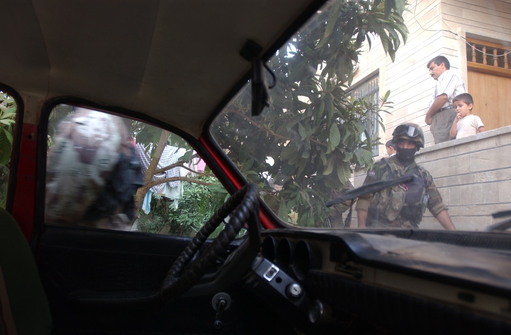 Iraqi soldiers assess security in Mosul