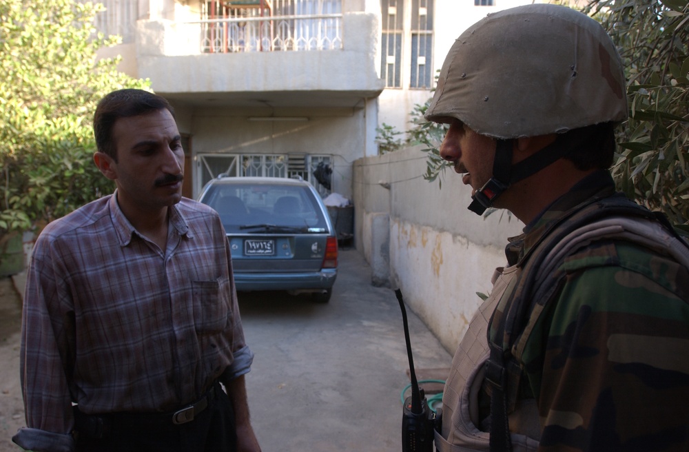 Iraqi soldiers assess security in Mosul