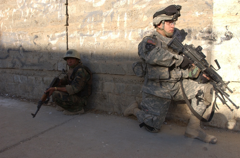 Iraqi soldiers assess security in Mosul
