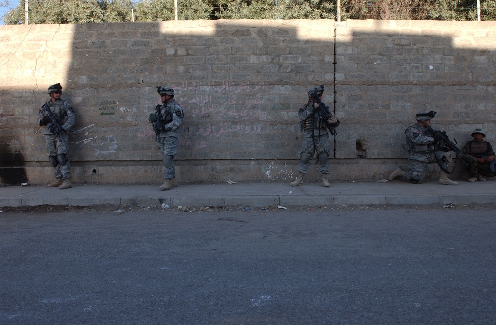 Iraqi soldiers assess security in Mosul