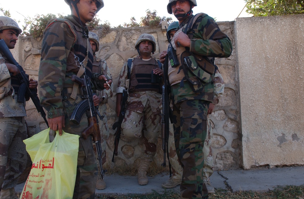 Iraqi soldiers assess security in Mosul