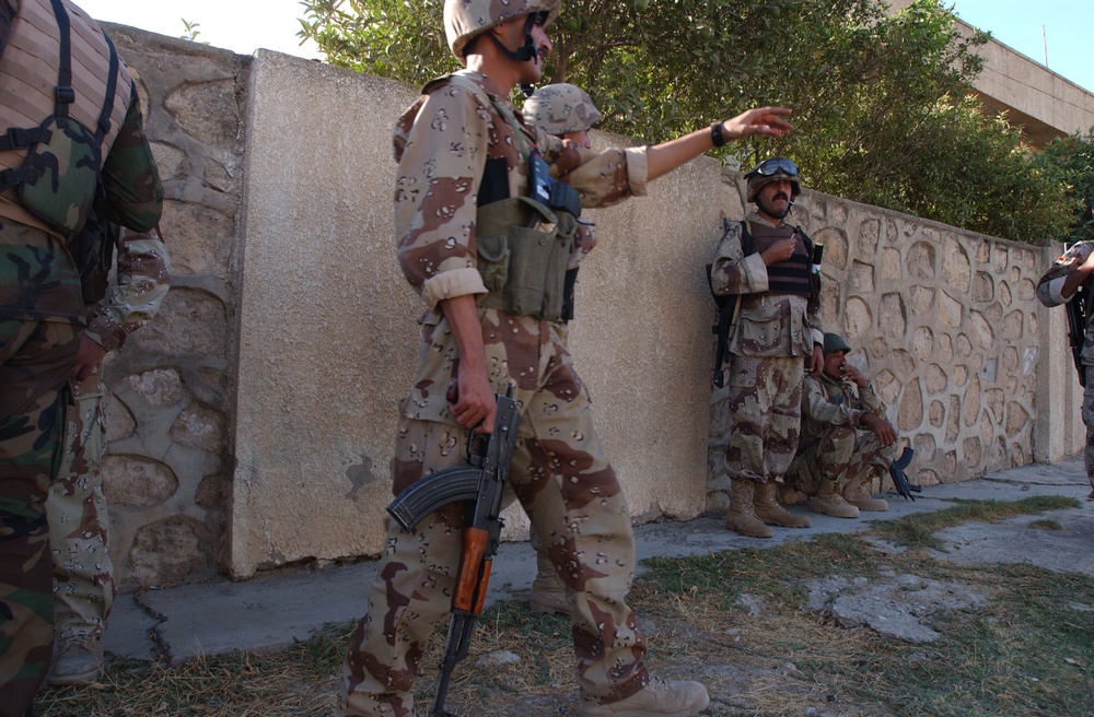 Iraqi soldiers assess security in Mosul