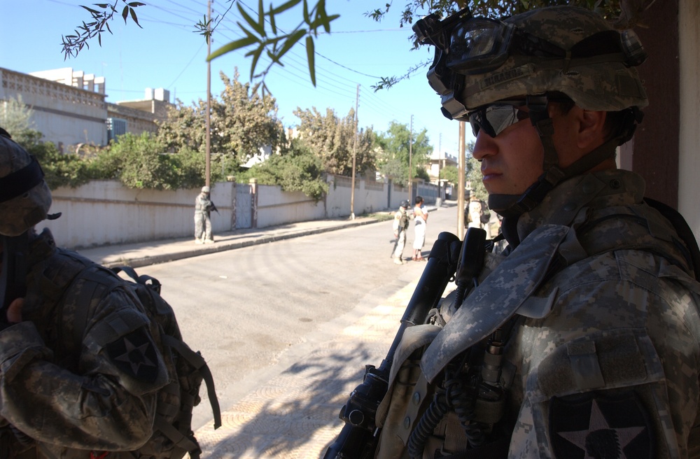 Iraqi soldiers assess security in Mosul