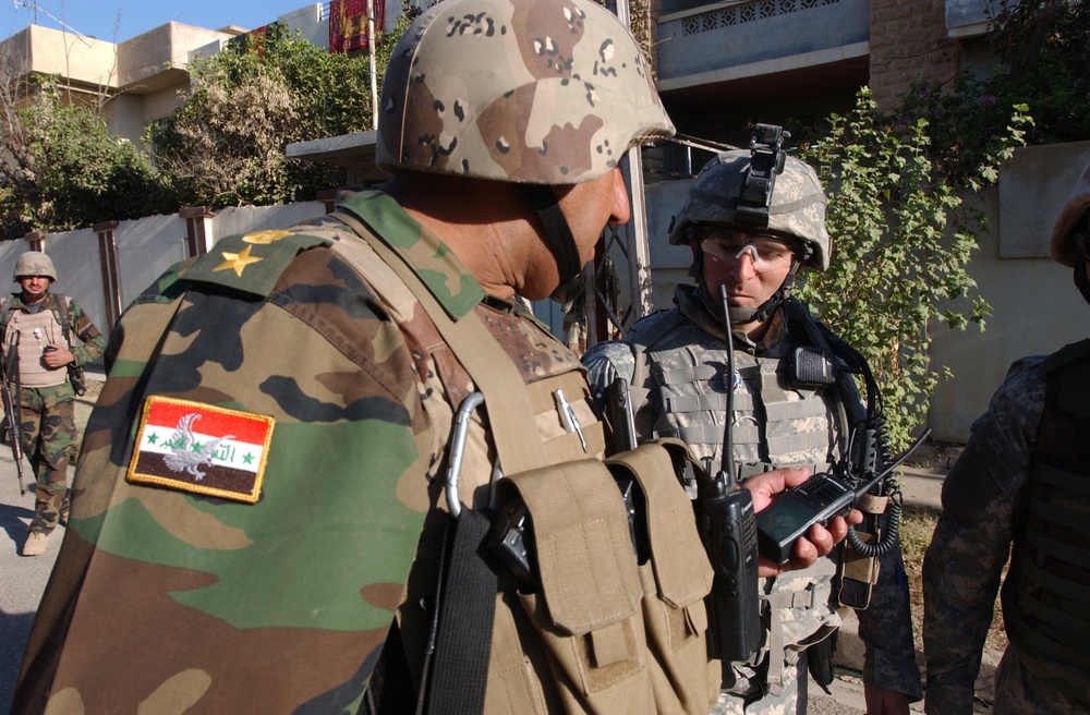 Iraqi soldiers assess security in Mosul