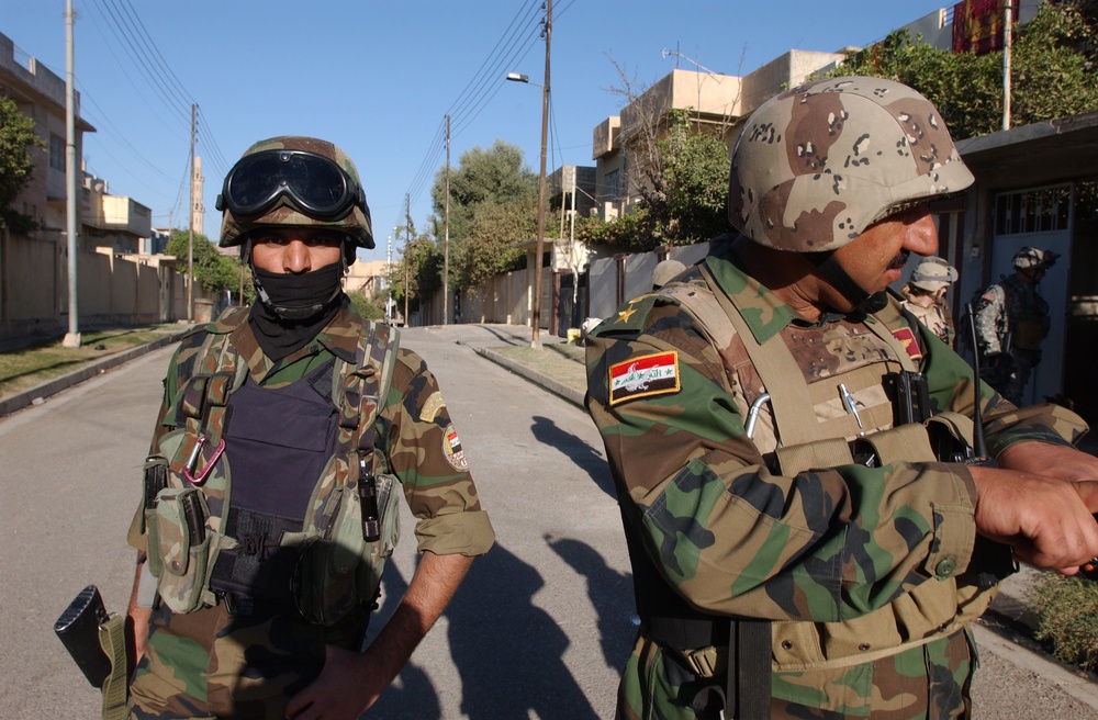 Iraqi soldiers assess security in Mosul