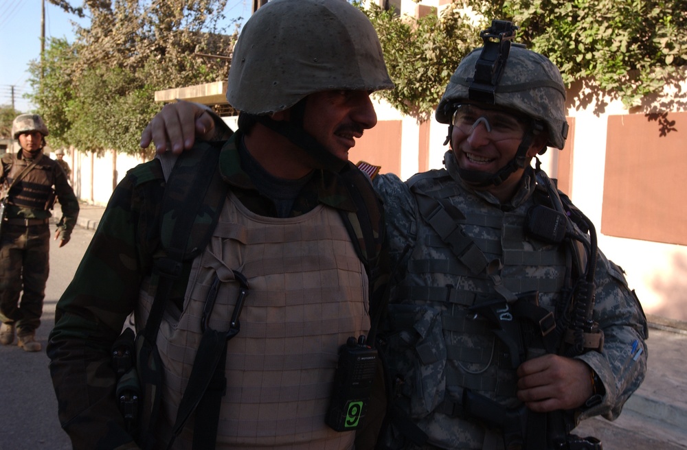 Iraqi soldiers assess security in Mosul