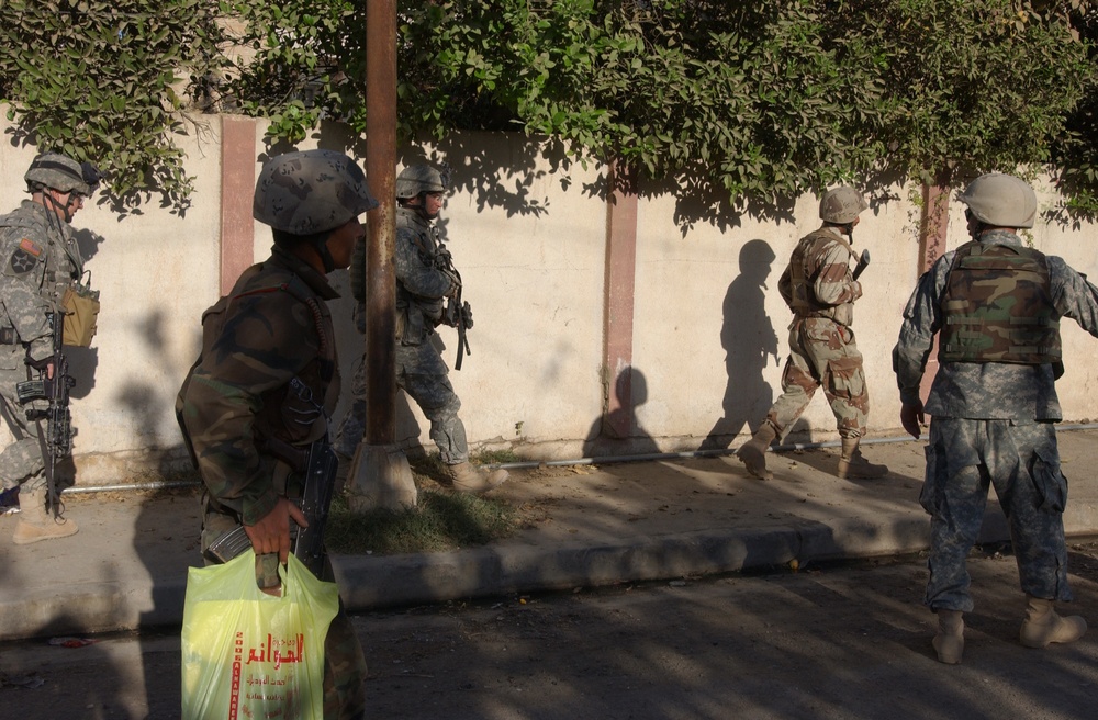 Iraqi soldiers assess security in Mosul