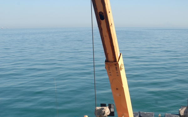 USS Chinock pulls security at oil terminal