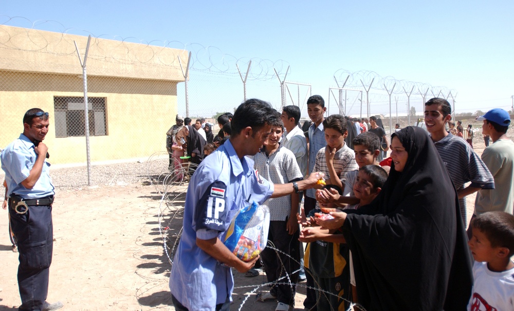 IPs, MND-B Soldiers conduct MedOp in Assyria