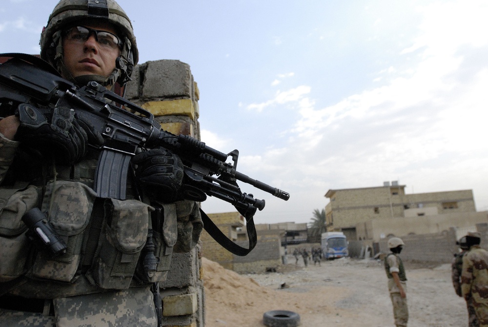 IA, MND-B Soldiers build relationships with Iraqi citizens to eliminate ter