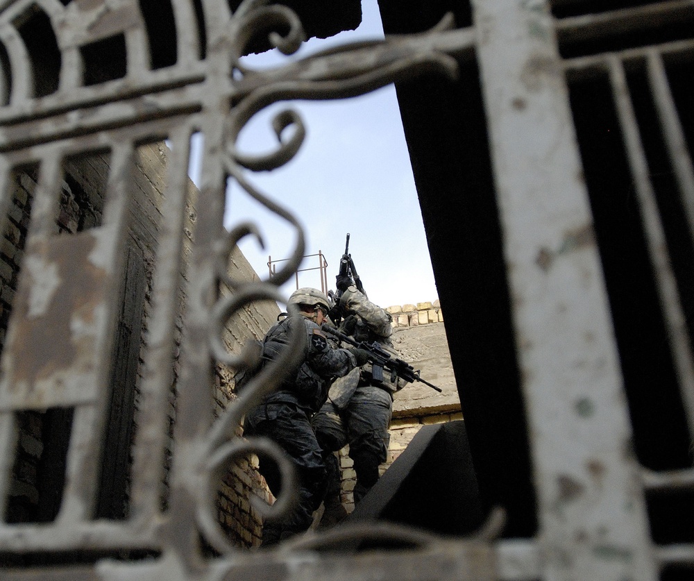 IA, MND-B Soldiers build relationships with Iraqi citizens to eliminate ter