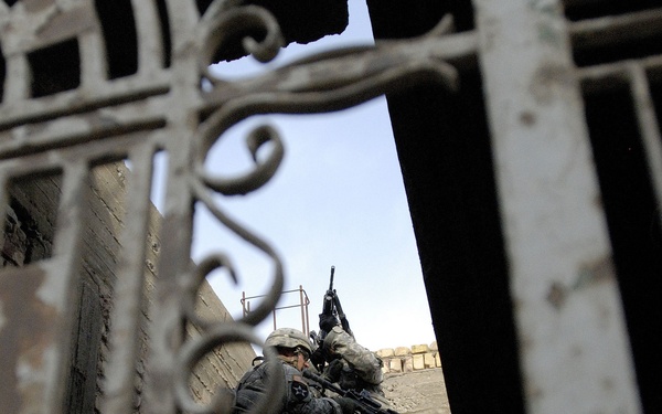 IA, MND-B Soldiers build relationships with Iraqi citizens to eliminate ter