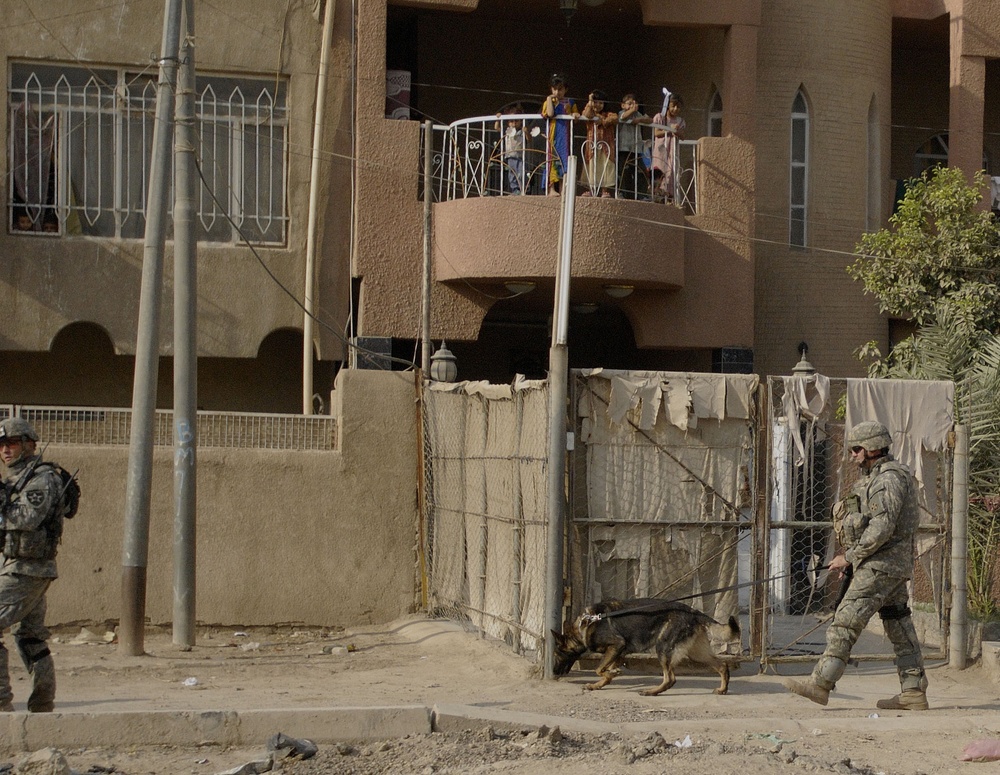 IA, MND-B Soldiers build relationships with Iraqi citizens to eliminate ter