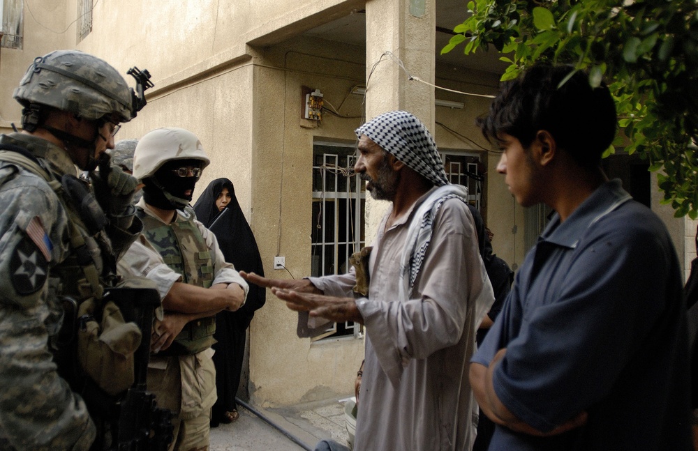IA, MND-B Soldiers build relationships with Iraqi citizens to eliminate ter
