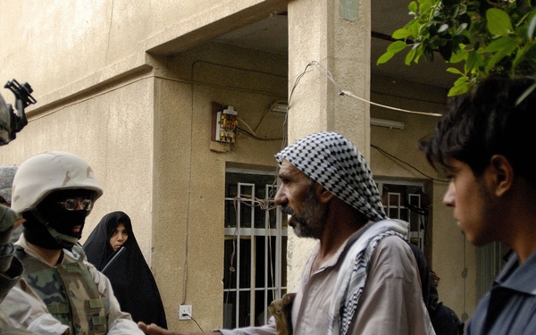 IA, MND-B Soldiers build relationships with Iraqi citizens to eliminate ter