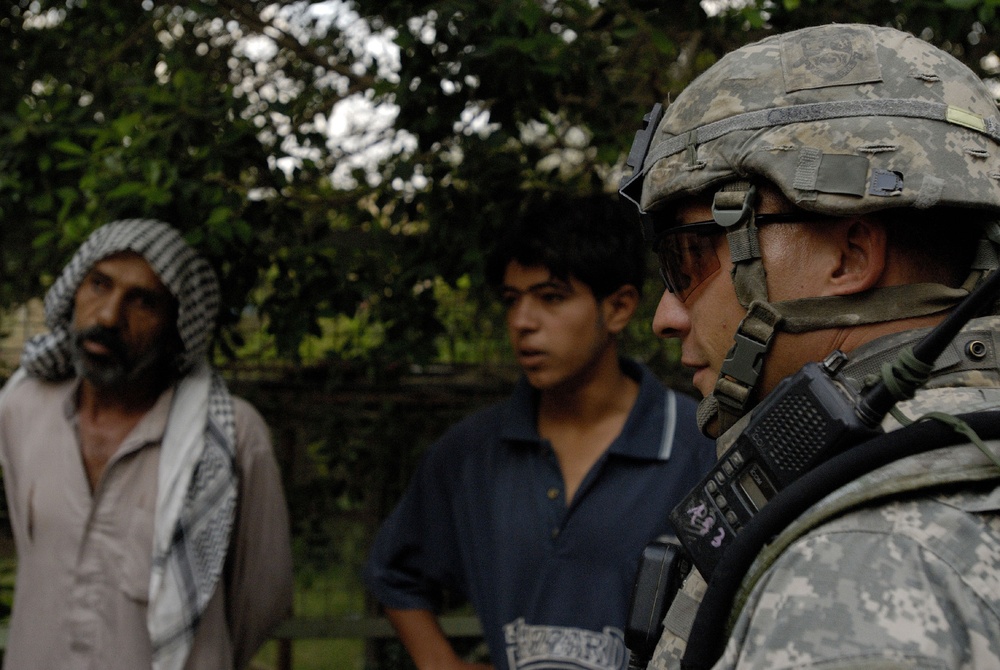 IA, MND-B Soldiers build relationships with Iraqi citizens to eliminate ter