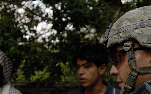 IA, MND-B Soldiers build relationships with Iraqi citizens to eliminate ter