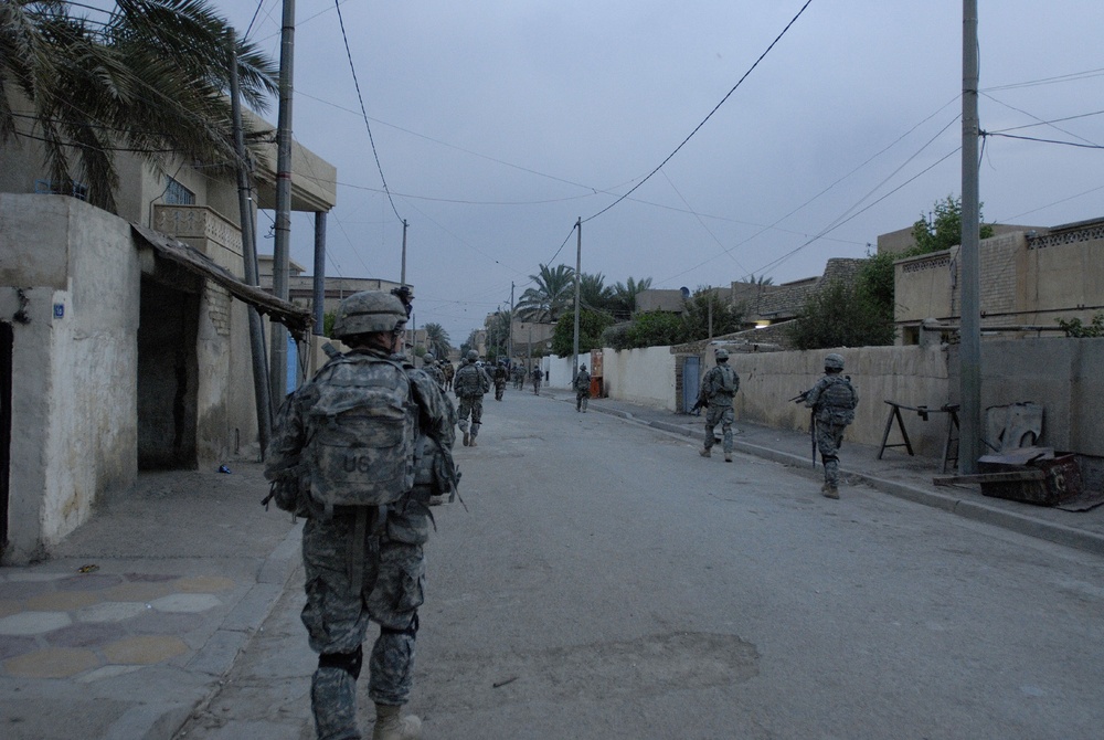 IA, MND-B Soldiers build relationships with Iraqi citizens to eliminate ter