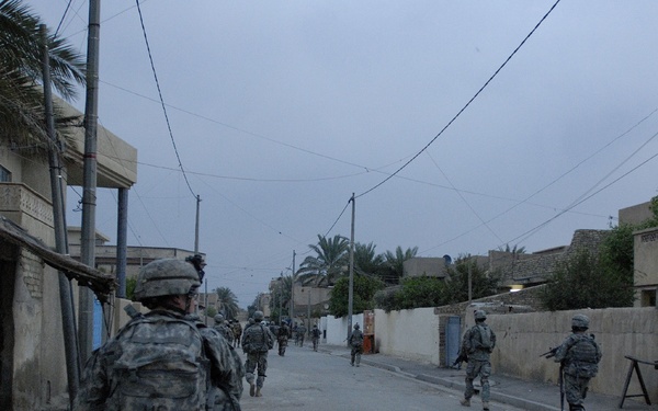 IA, MND-B Soldiers build relationships with Iraqi citizens to eliminate ter