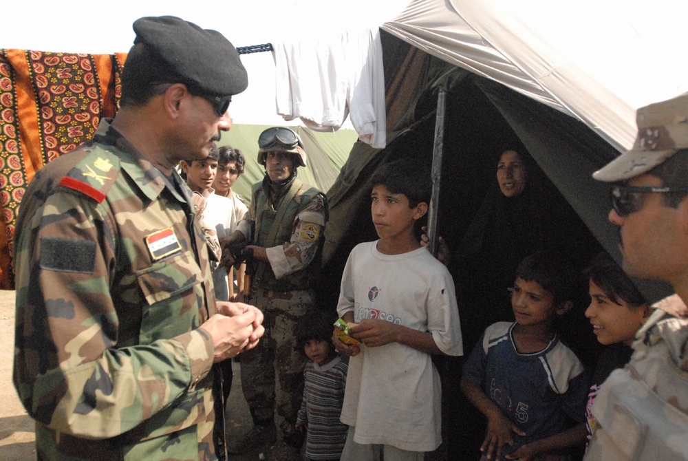 1-6 IAD, MND-B Soldiers help provide relief for displaced Iraqis in Baghdad