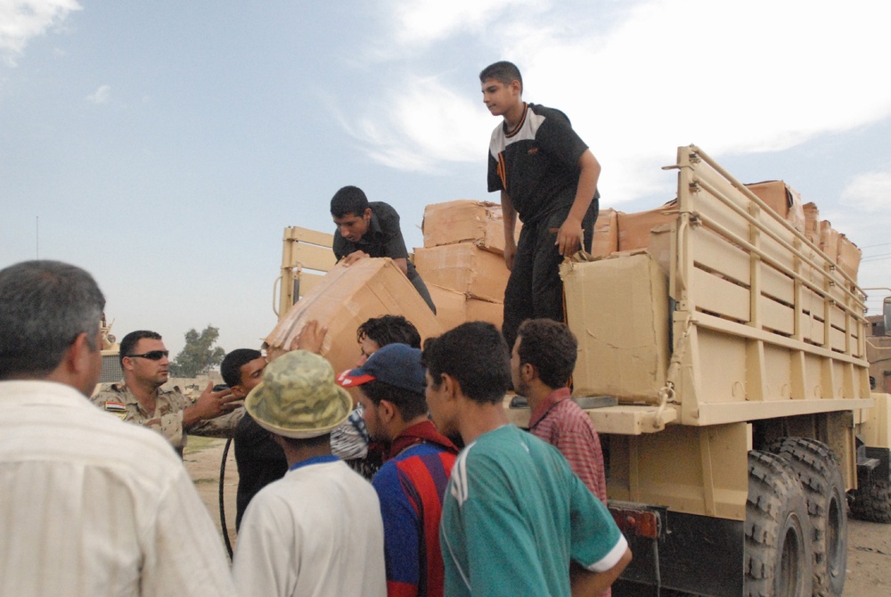 1-6 IAD, MND-B Soldiers help provide relief for displaced Iraqis in Baghdad