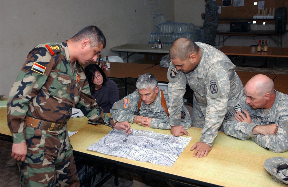 MNF-I CG Meets With Iraqi Army Leaders South of Baghdad