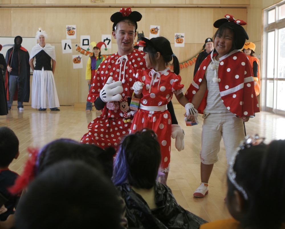 Marines, sailors give children lesson in Halloween, English