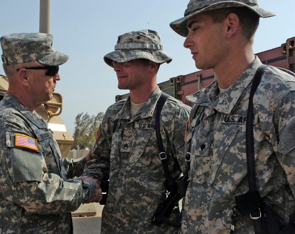 Minnesota Senator visits Soldiers in Iraq