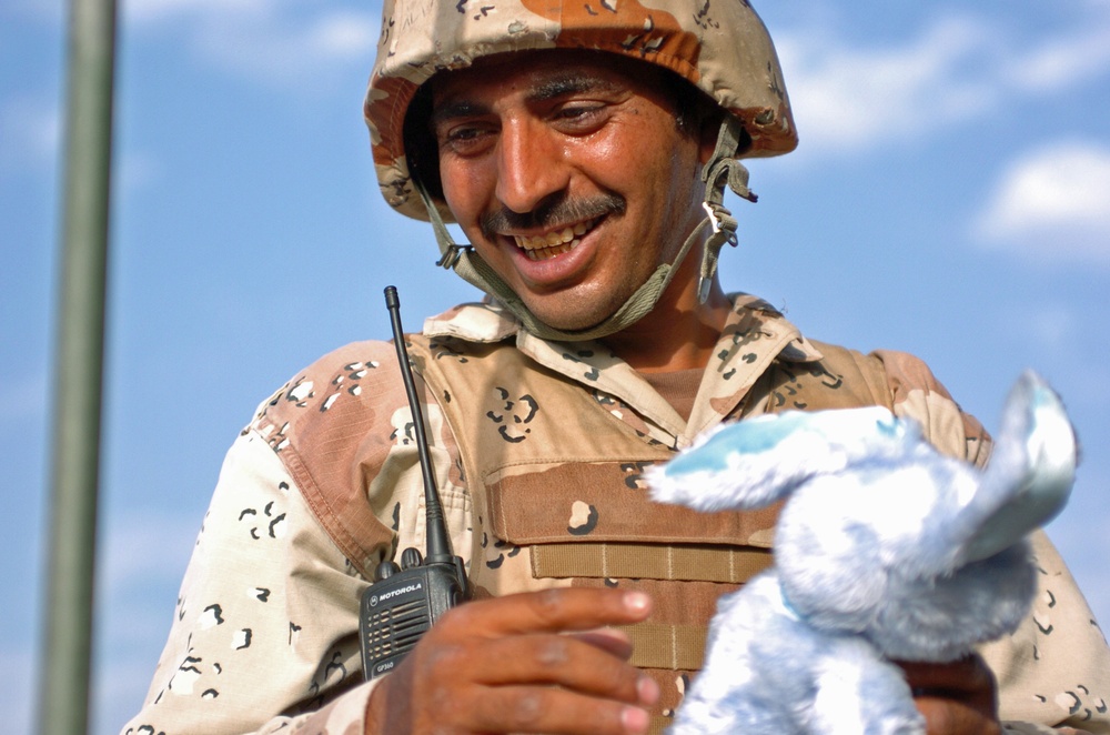Iraqi Troops Bring Children Toys