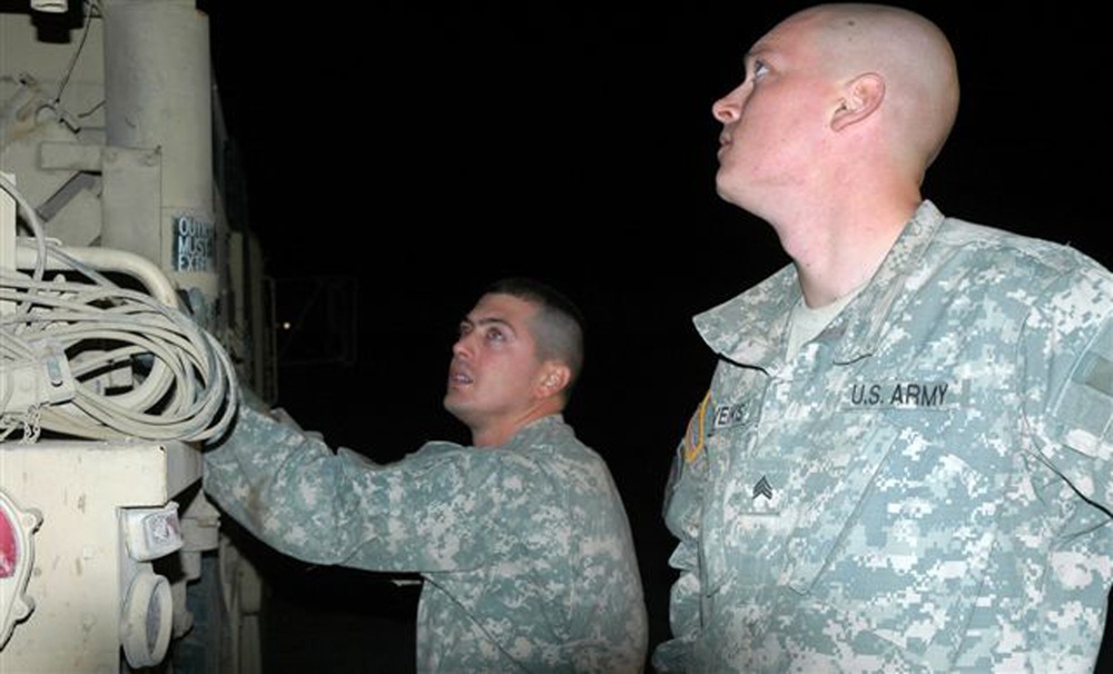 Bandit Recovery team assists aviators with Apache repairs