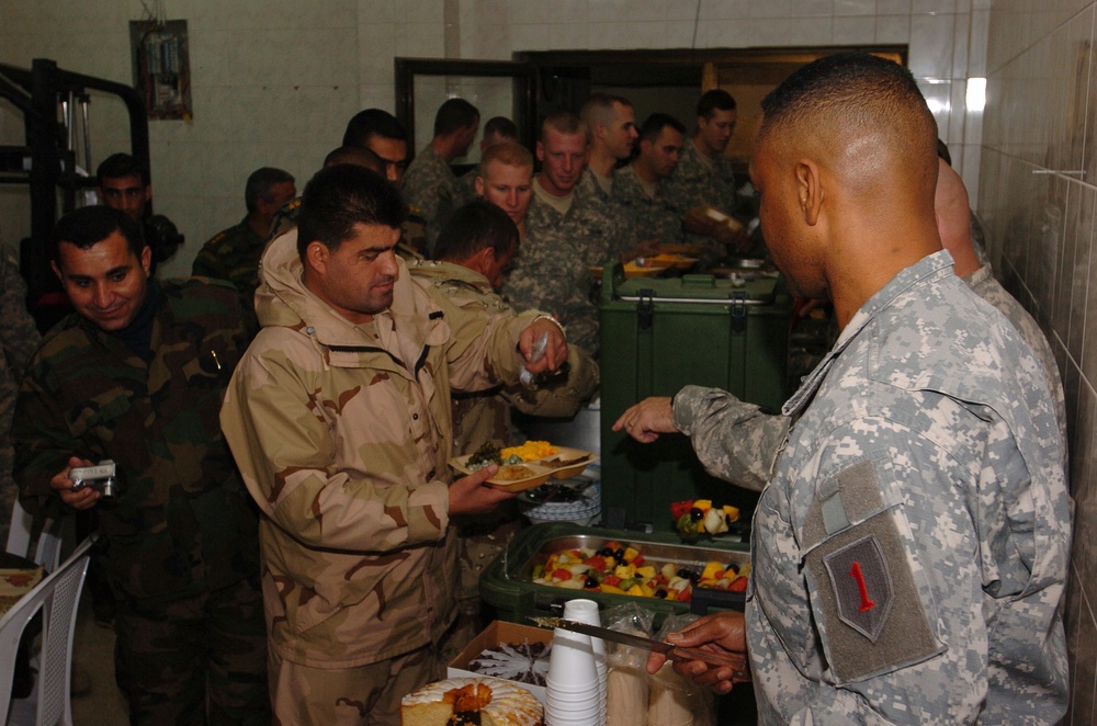 Soldiers share thanksgiving meal together