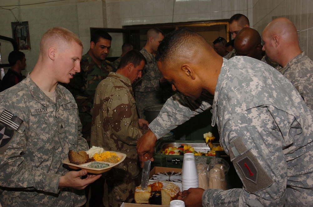 Soldiers share thanksgiving meal together