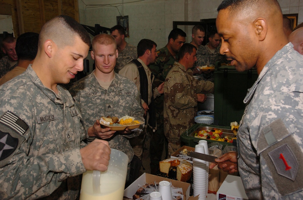 Soldiers share thanksgiving meal together