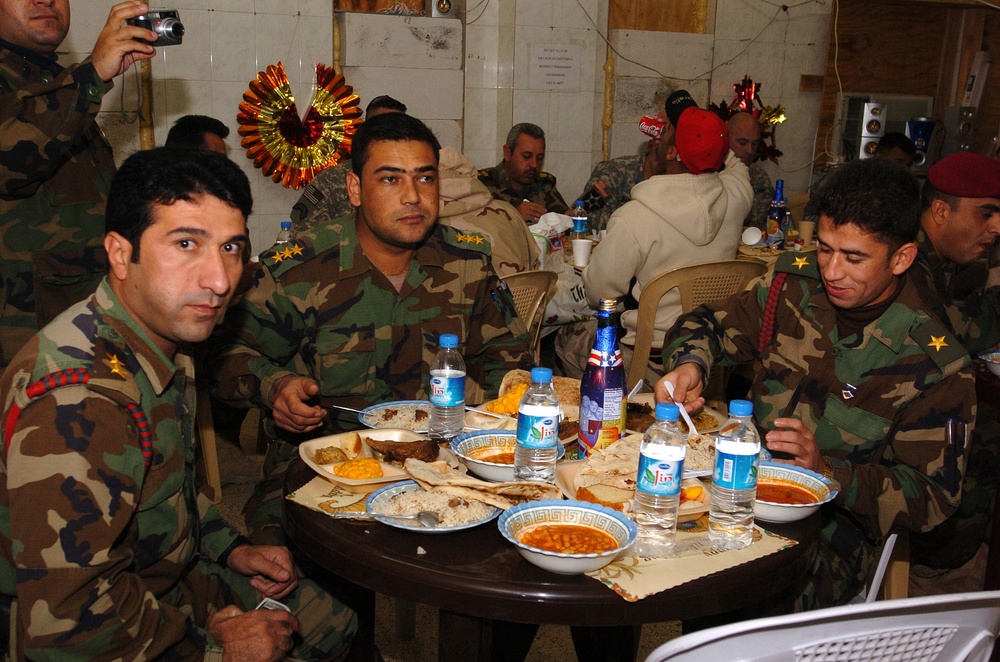 Soldiers share thanksgiving meal together