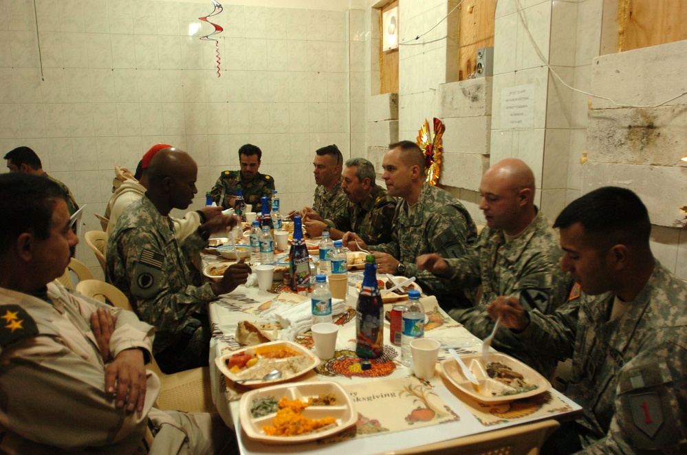 Soldiers share thanksgiving meal together