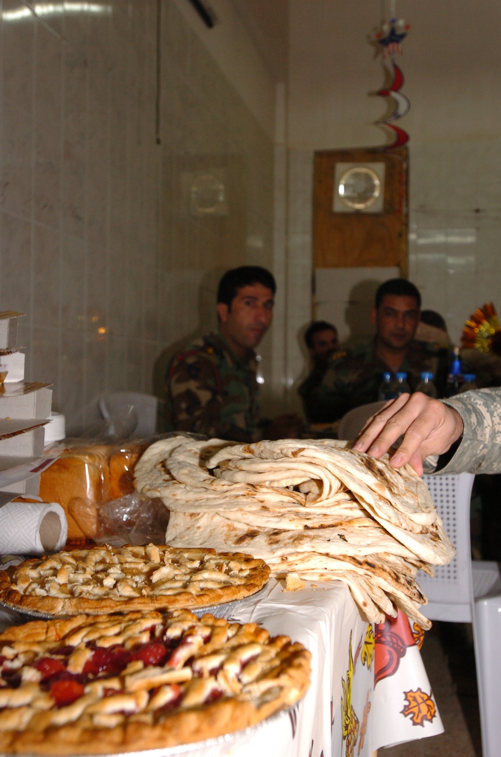 Soldiers share thanksgiving meal together