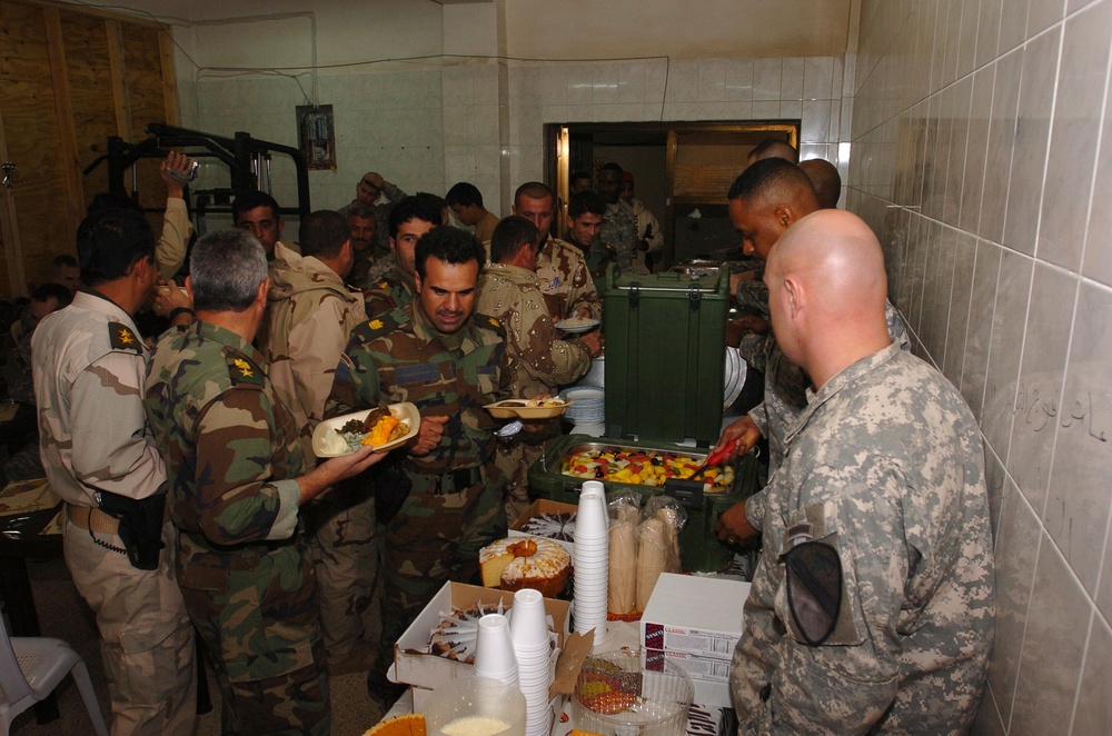 Soldiers share thanksgiving meal together