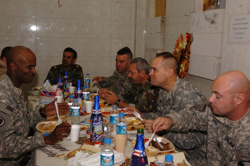 Soldiers share thanksgiving meal together