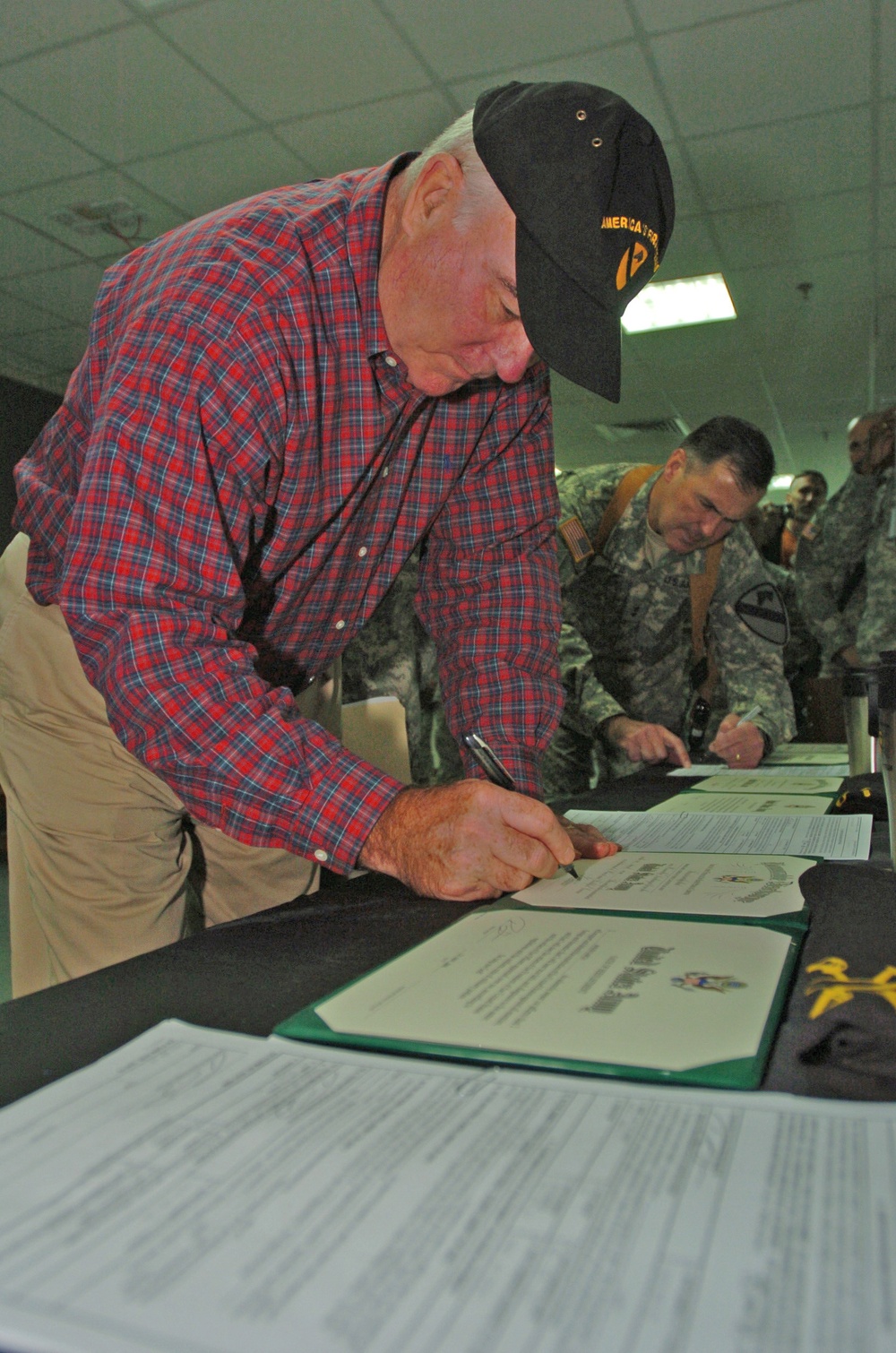 Troops' Baghdad reenlistment attended by Army leader