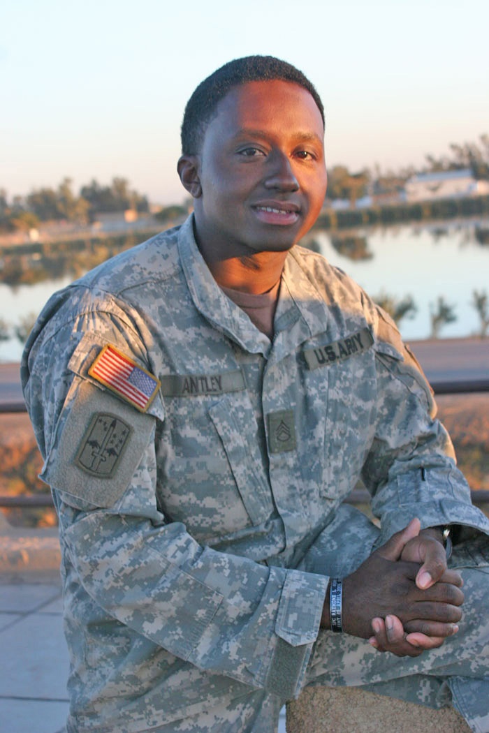 Brothers reunite in Baghdad for Thanksgiving