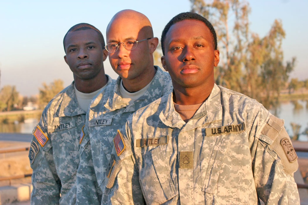 Brothers reunite in Baghdad for Thanksgiving
