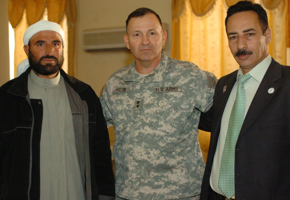 Iraqi Police Officer Honored by U.S. Commander