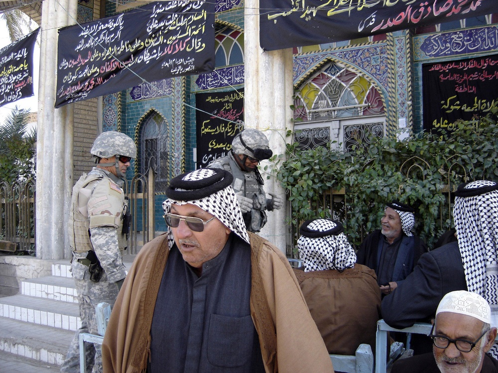 Paratroopers meet and greet in Musayyib