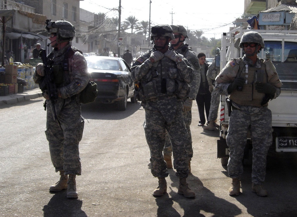 Paratroopers meet and greet in Musayyib