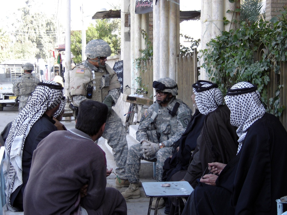 Paratroopers meet and greet in Musayyib