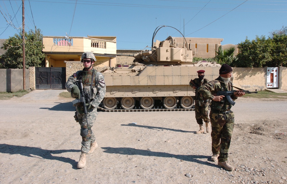 Soldiers and Iraqi Police Join Forces