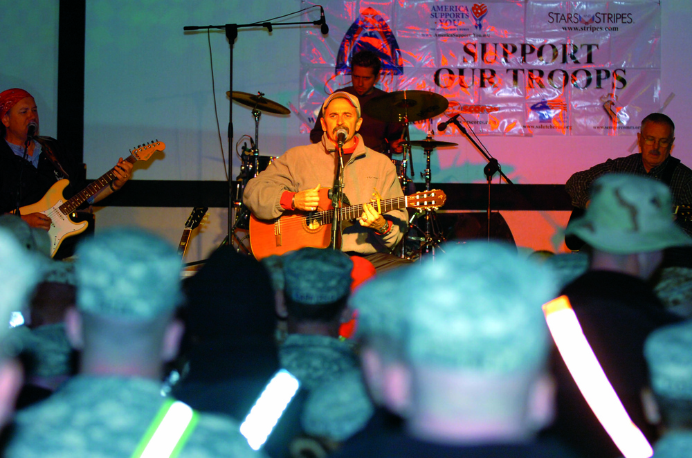 Aaron Tippin performs for servicemembers