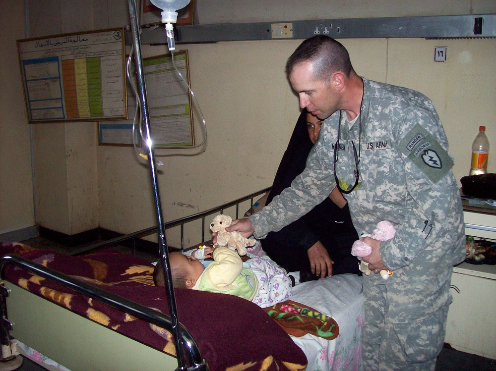 Paratroopers visit chrildren's hospital in Al Hillah